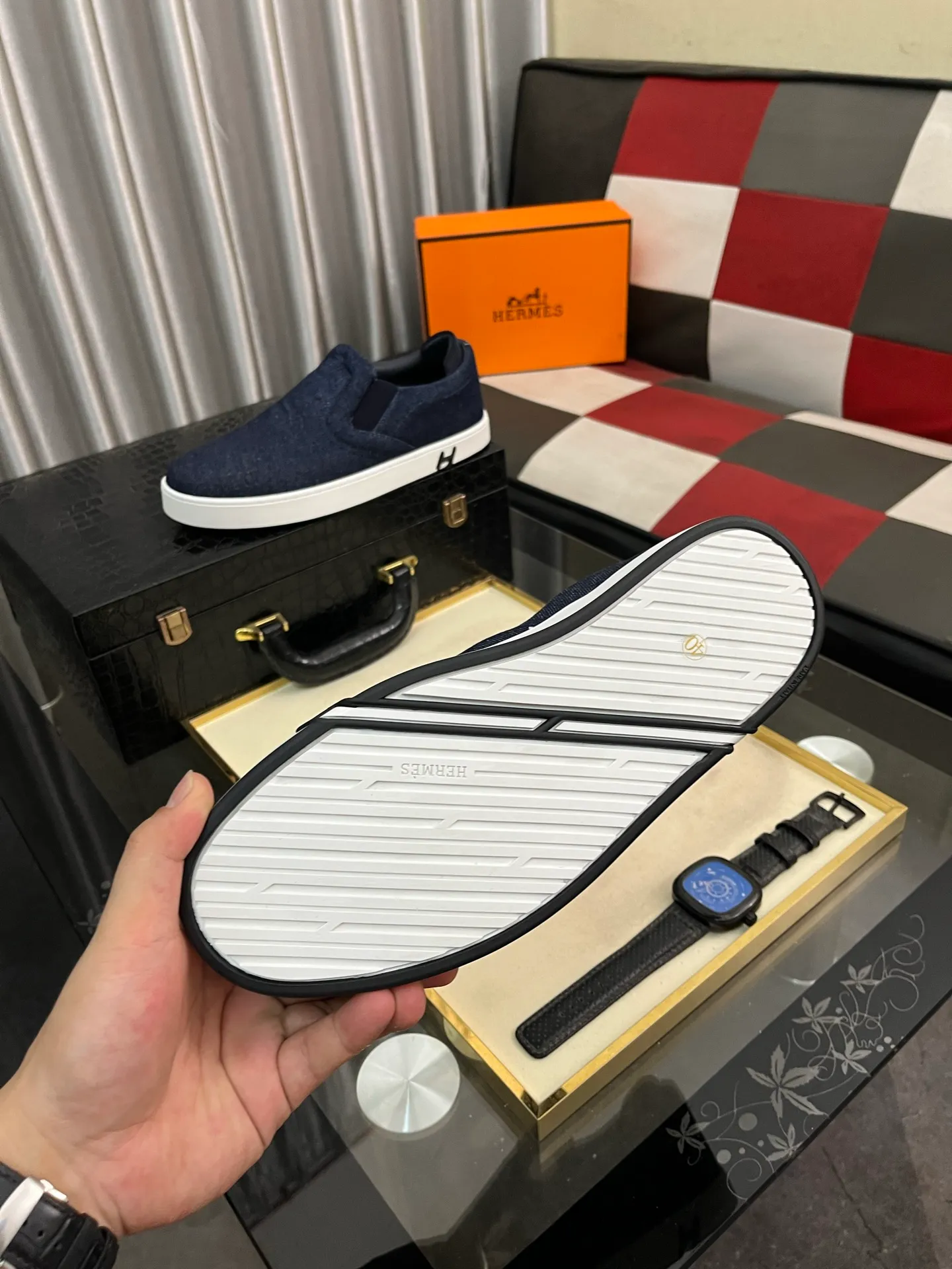 Men's Men's Shoes💰458⌚️⌚️HERMES/Hermès Hugo sneakers are casual men's shoes. These sneakers are made of imported first-layer cowhide leather and breathable mesh design. The contrasting color design creates a dynamic and modern shape. The front end of the toe is decorated with natural-color rubber inlays, making it novel and fashionable. The texture is incomparable, with cowhide lining and cowhide foot pads, the upper foot is comfortable and breathable, and the rubber sole is decorated with geometric patterns and iconic "H" details. A very personal one! Size: 38-44